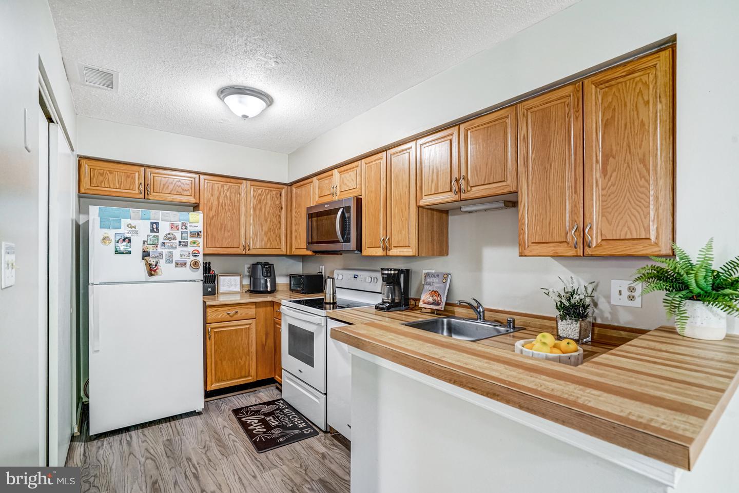 7598-L LAKESIDE VILLAGE DR #L, FALLS CHURCH, Virginia 22042, 1 Bedroom Bedrooms, 5 Rooms Rooms,1 BathroomBathrooms,Residential,For sale,7598-L LAKESIDE VILLAGE DR #L,VAFX2275300 MLS # VAFX2275300