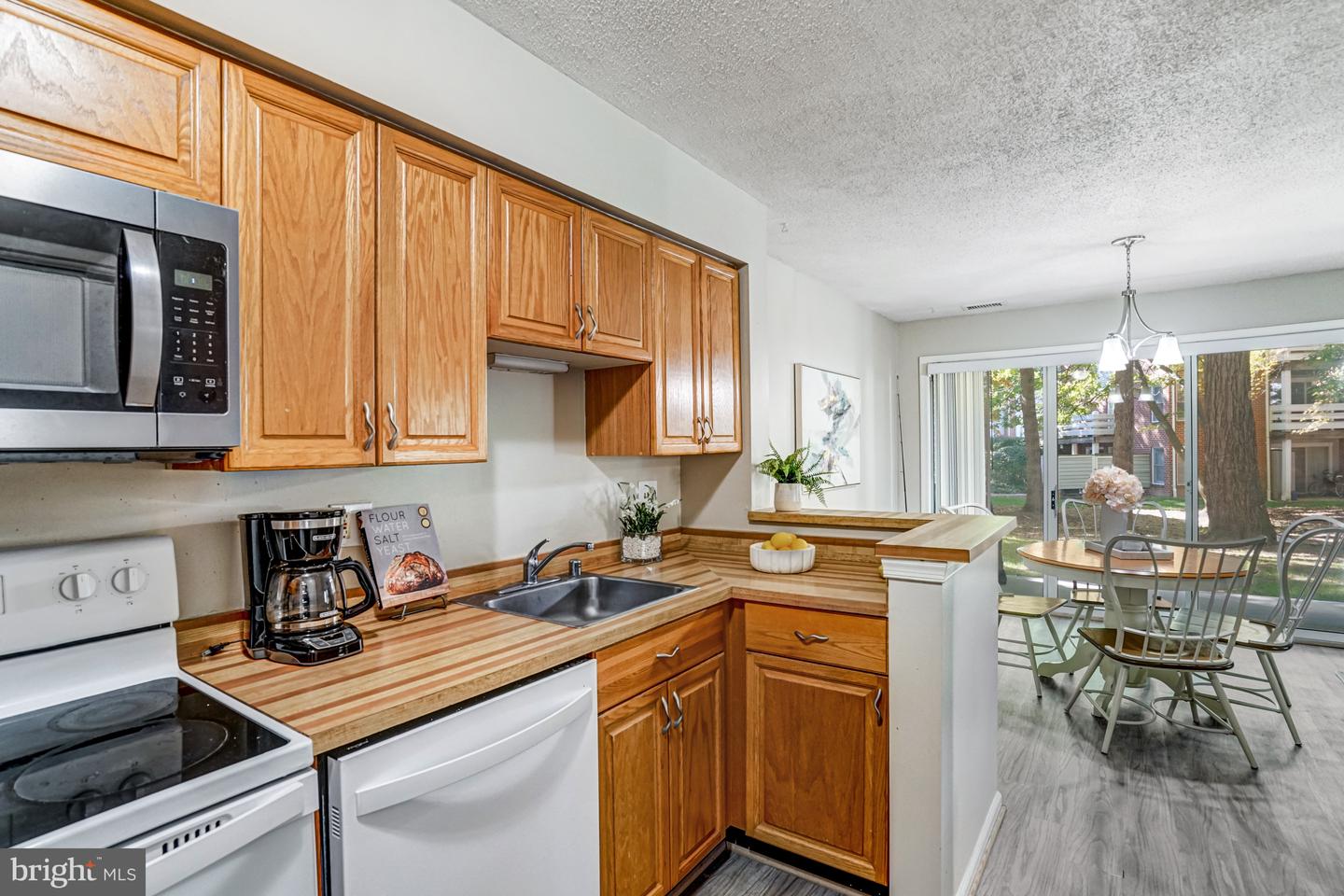 7598-L LAKESIDE VILLAGE DR #L, FALLS CHURCH, Virginia 22042, 1 Bedroom Bedrooms, 5 Rooms Rooms,1 BathroomBathrooms,Residential,For sale,7598-L LAKESIDE VILLAGE DR #L,VAFX2275300 MLS # VAFX2275300