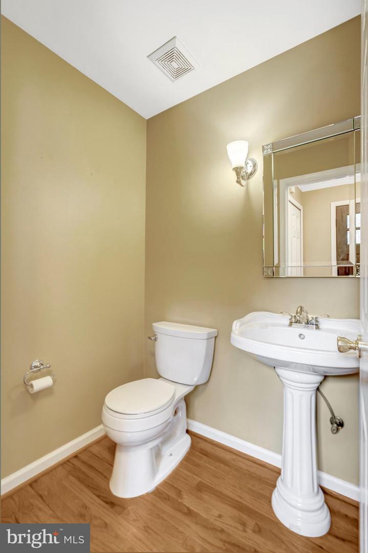 6050 CLAY SPUR CT, CENTREVILLE, Virginia 20121, 3 Bedrooms Bedrooms, 7 Rooms Rooms,3 BathroomsBathrooms,Residential,For sale,6050 CLAY SPUR CT,VAFX2274388 MLS # VAFX2274388