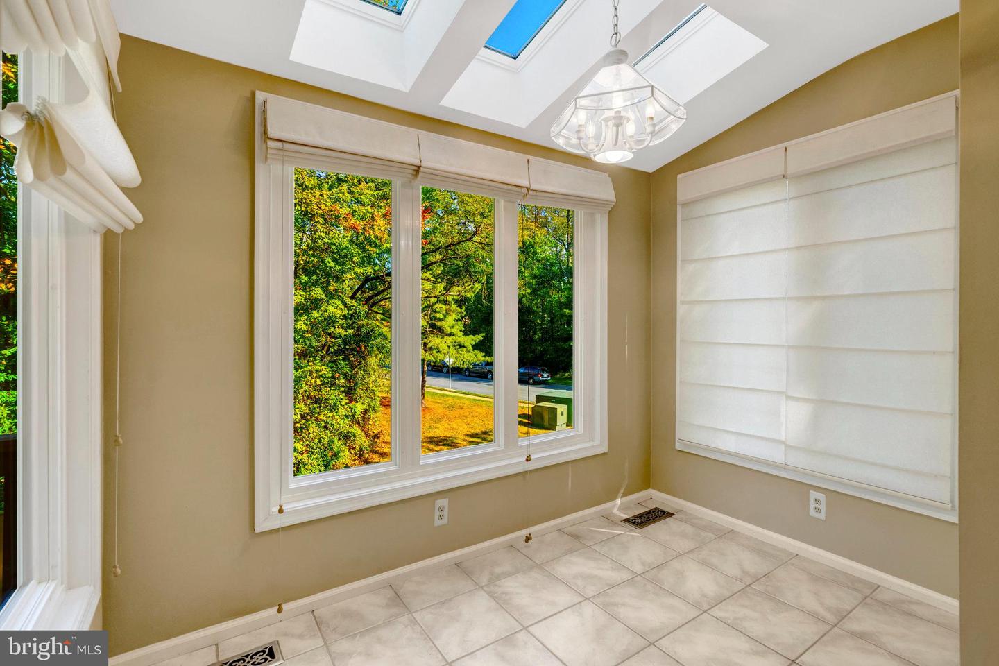 6050 CLAY SPUR CT, CENTREVILLE, Virginia 20121, 3 Bedrooms Bedrooms, 7 Rooms Rooms,3 BathroomsBathrooms,Residential,For sale,6050 CLAY SPUR CT,VAFX2274388 MLS # VAFX2274388