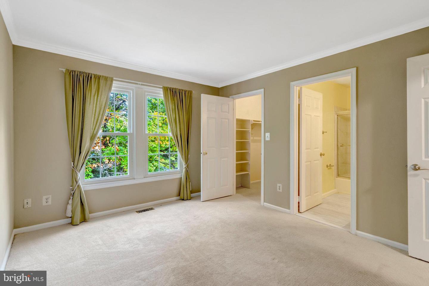 6050 CLAY SPUR CT, CENTREVILLE, Virginia 20121, 3 Bedrooms Bedrooms, 7 Rooms Rooms,3 BathroomsBathrooms,Residential,For sale,6050 CLAY SPUR CT,VAFX2274388 MLS # VAFX2274388