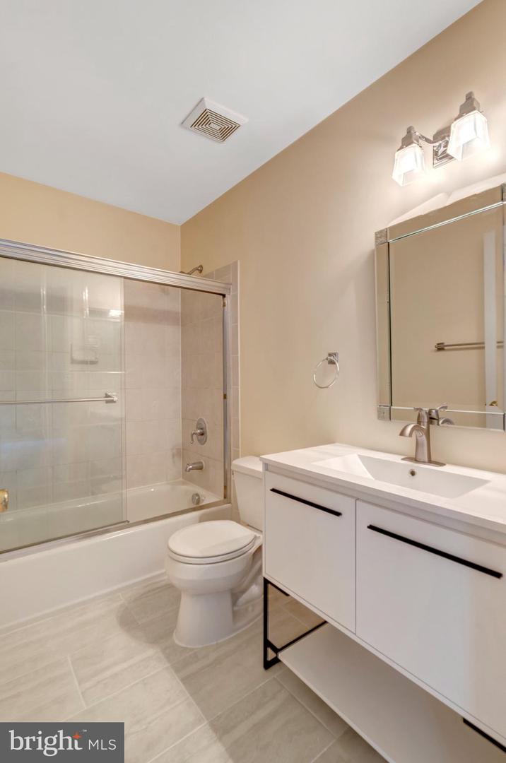 6050 CLAY SPUR CT, CENTREVILLE, Virginia 20121, 3 Bedrooms Bedrooms, 7 Rooms Rooms,3 BathroomsBathrooms,Residential,For sale,6050 CLAY SPUR CT,VAFX2274388 MLS # VAFX2274388