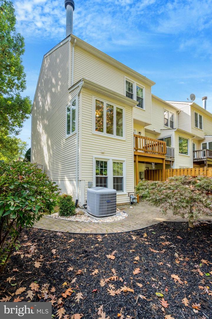 6050 CLAY SPUR CT, CENTREVILLE, Virginia 20121, 3 Bedrooms Bedrooms, 7 Rooms Rooms,3 BathroomsBathrooms,Residential,For sale,6050 CLAY SPUR CT,VAFX2274388 MLS # VAFX2274388