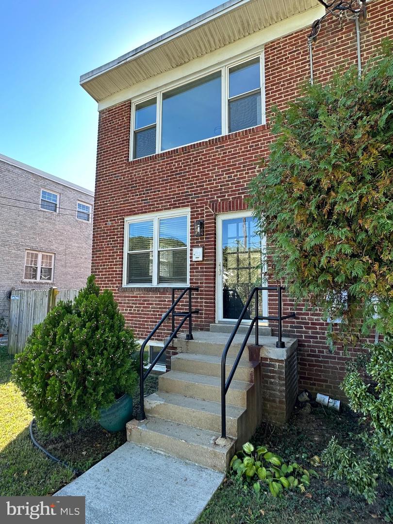 4005 CLAY PL NE, WASHINGTON, District Of Columbia 20019, 3 Bedrooms Bedrooms, ,2 BathroomsBathrooms,Residential,For sale,4005 CLAY PL NE,DCDC2227592 MLS # DCDC2227592
