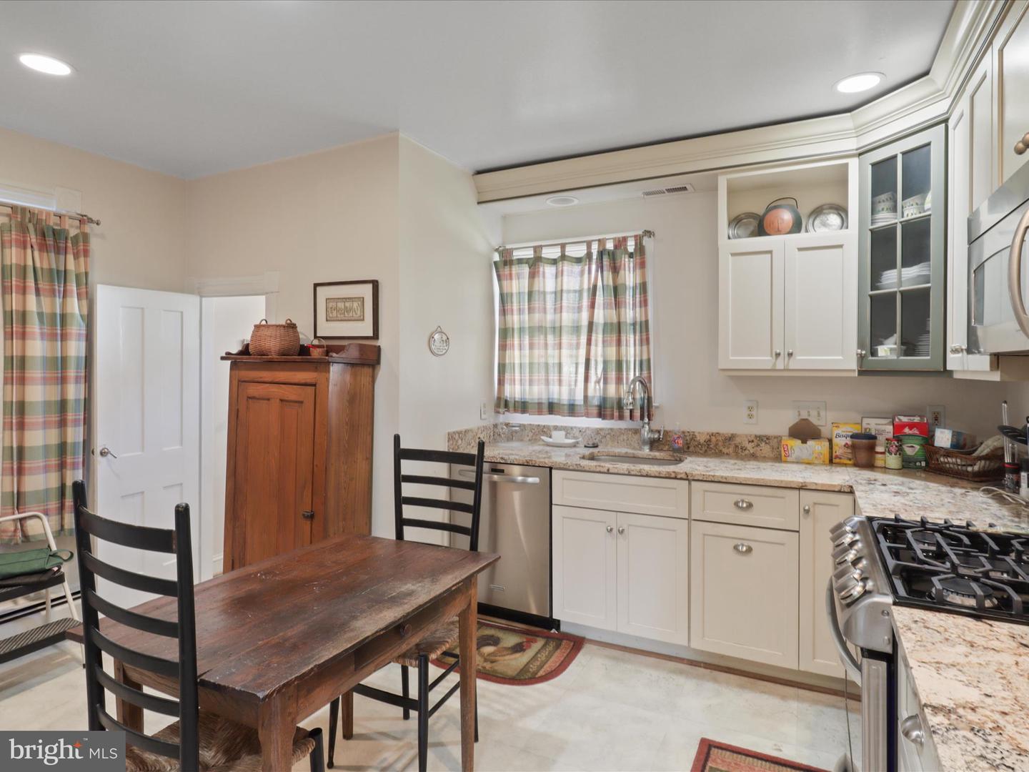 910 LOCUST ST, HERNDON, Virginia 20170, 3 Bedrooms Bedrooms, 8 Rooms Rooms,1 BathroomBathrooms,Residential,For sale,910 LOCUST ST,VAFX2275290 MLS # VAFX2275290