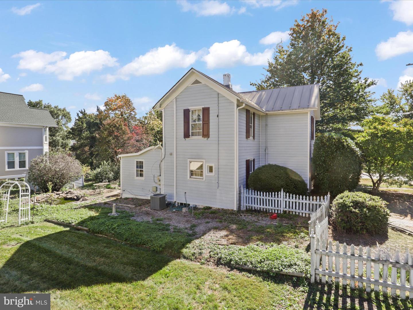 910 LOCUST ST, HERNDON, Virginia 20170, 3 Bedrooms Bedrooms, 8 Rooms Rooms,1 BathroomBathrooms,Residential,For sale,910 LOCUST ST,VAFX2275290 MLS # VAFX2275290