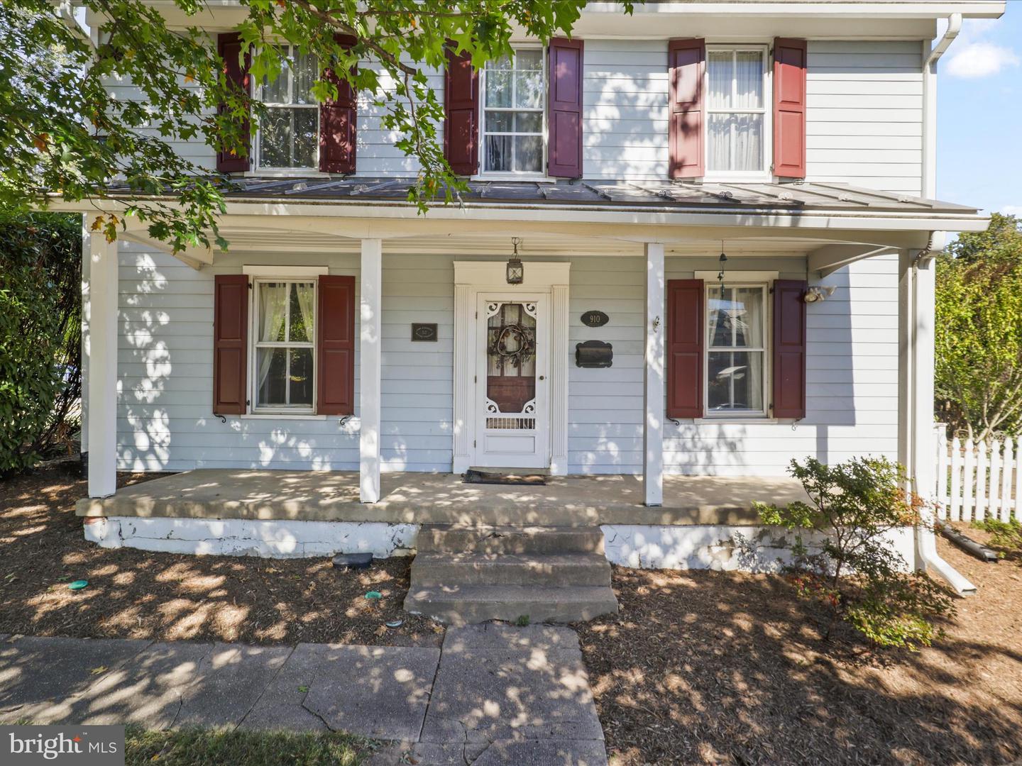 910 LOCUST ST, HERNDON, Virginia 20170, 3 Bedrooms Bedrooms, 8 Rooms Rooms,1 BathroomBathrooms,Residential,For sale,910 LOCUST ST,VAFX2275290 MLS # VAFX2275290