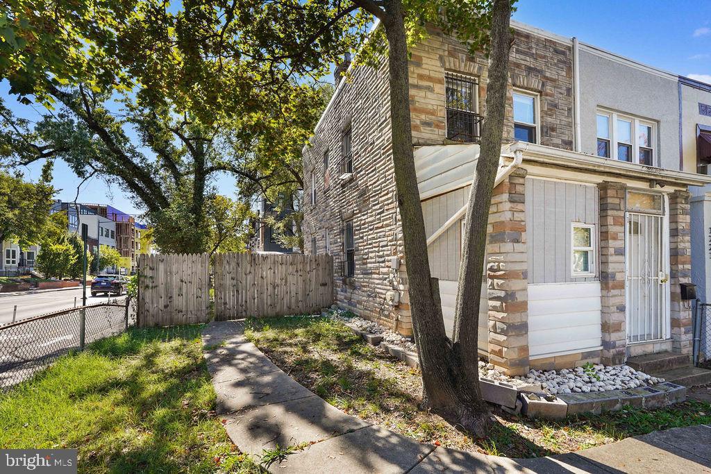 1729 L ST NE, WASHINGTON, District Of Columbia 20002, 2 Bedrooms Bedrooms, ,2 BathroomsBathrooms,Residential,For sale,1729 L ST NE,DCDC2228056 MLS # DCDC2228056