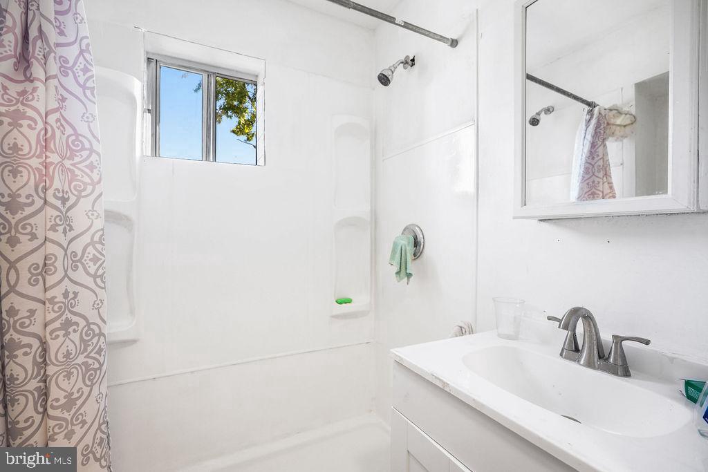 1729 L ST NE, WASHINGTON, District Of Columbia 20002, 2 Bedrooms Bedrooms, ,2 BathroomsBathrooms,Residential,For sale,1729 L ST NE,DCDC2228056 MLS # DCDC2228056