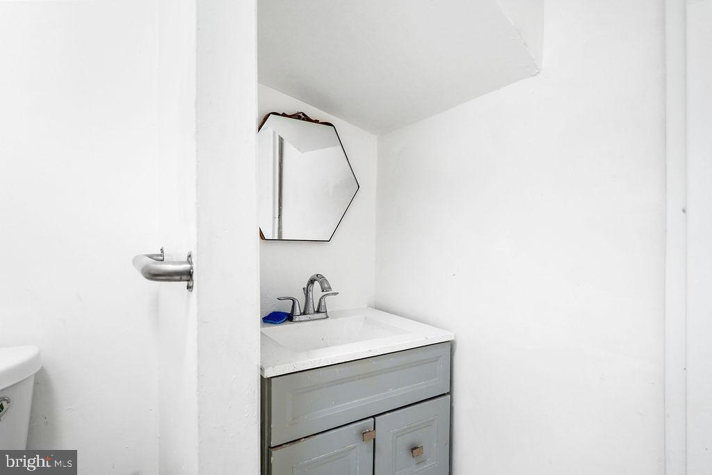 1729 L ST NE, WASHINGTON, District Of Columbia 20002, 2 Bedrooms Bedrooms, ,2 BathroomsBathrooms,Residential,For sale,1729 L ST NE,DCDC2228056 MLS # DCDC2228056