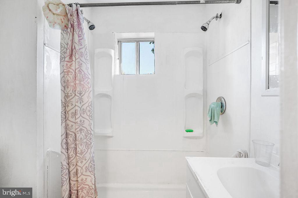 1729 L ST NE, WASHINGTON, District Of Columbia 20002, 2 Bedrooms Bedrooms, ,2 BathroomsBathrooms,Residential,For sale,1729 L ST NE,DCDC2228056 MLS # DCDC2228056