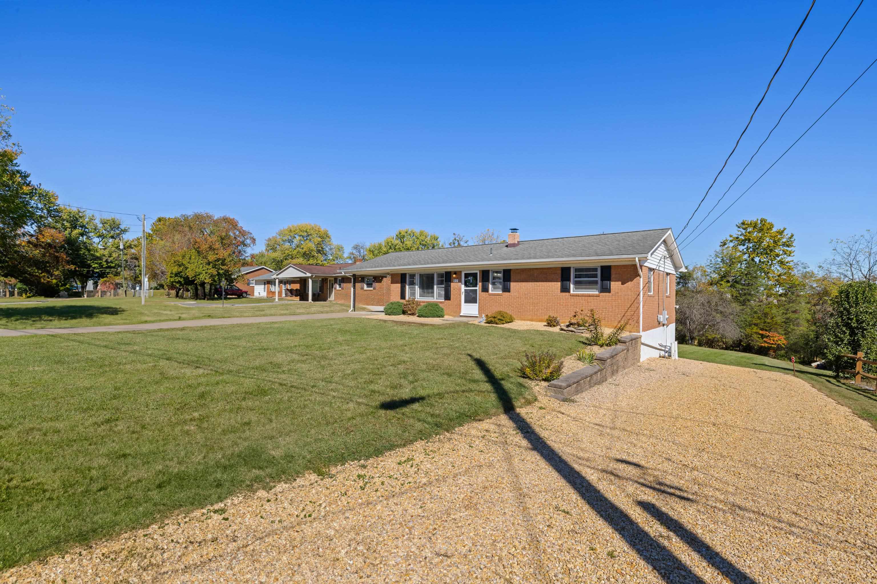 97 HILLSIDE DR, VERONA, Virginia 24482, 3 Bedrooms Bedrooms, ,1 BathroomBathrooms,Residential,97 HILLSIDE DR,670249 MLS # 670249