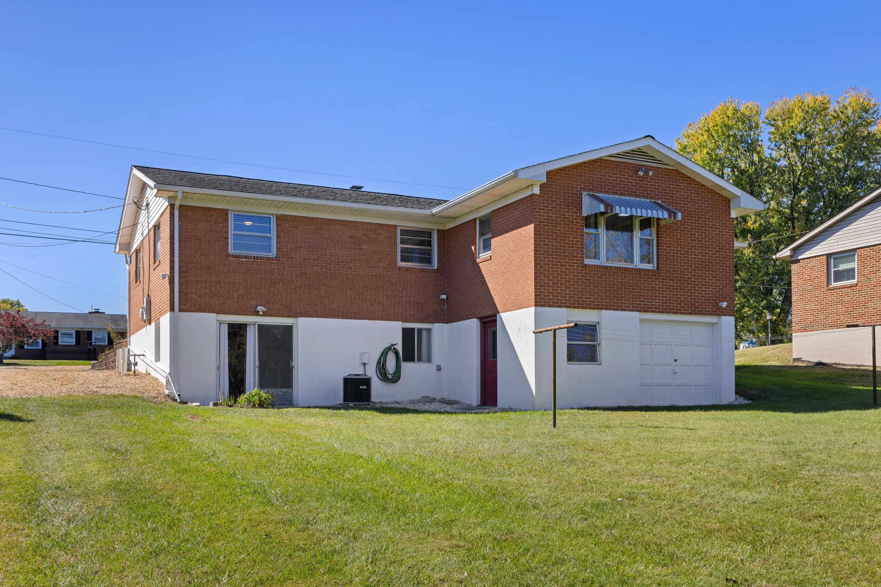 97 HILLSIDE DR, VERONA, Virginia 24482, 3 Bedrooms Bedrooms, ,1 BathroomBathrooms,Residential,97 HILLSIDE DR,670249 MLS # 670249