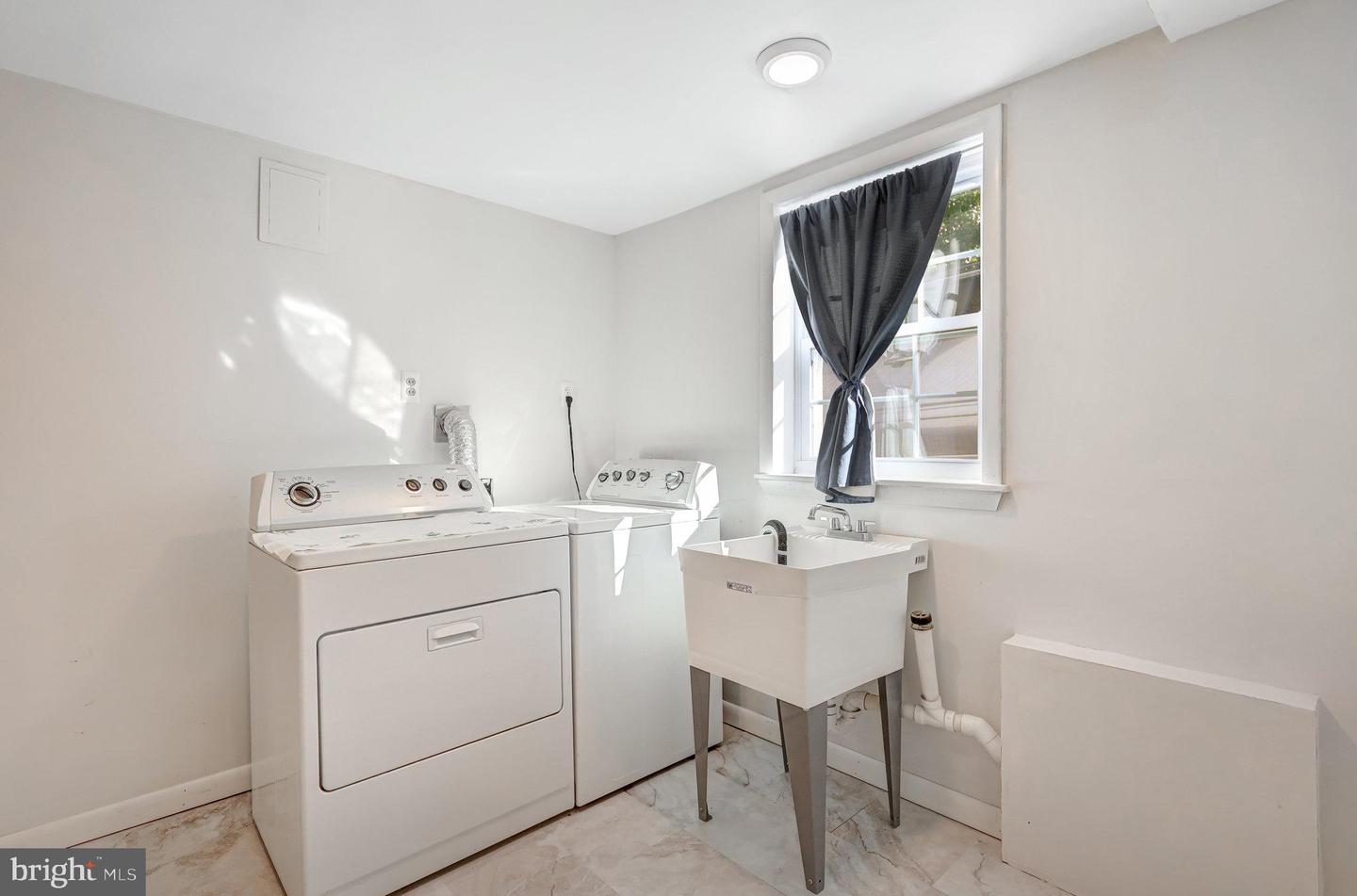 602 RANDOLPH ST, FALLS CHURCH, Virginia 22046, 4 Bedrooms Bedrooms, 11 Rooms Rooms,2 BathroomsBathrooms,Residential,For sale,602 RANDOLPH ST,VAFA2003312 MLS # VAFA2003312