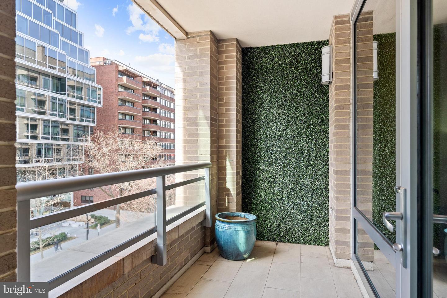 1111 23RD ST NW #4C, WASHINGTON, District Of Columbia 20037, 2 Bedrooms Bedrooms, ,2 BathroomsBathrooms,Residential,For sale,1111 23RD ST NW #4C,DCDC2223006 MLS # DCDC2223006