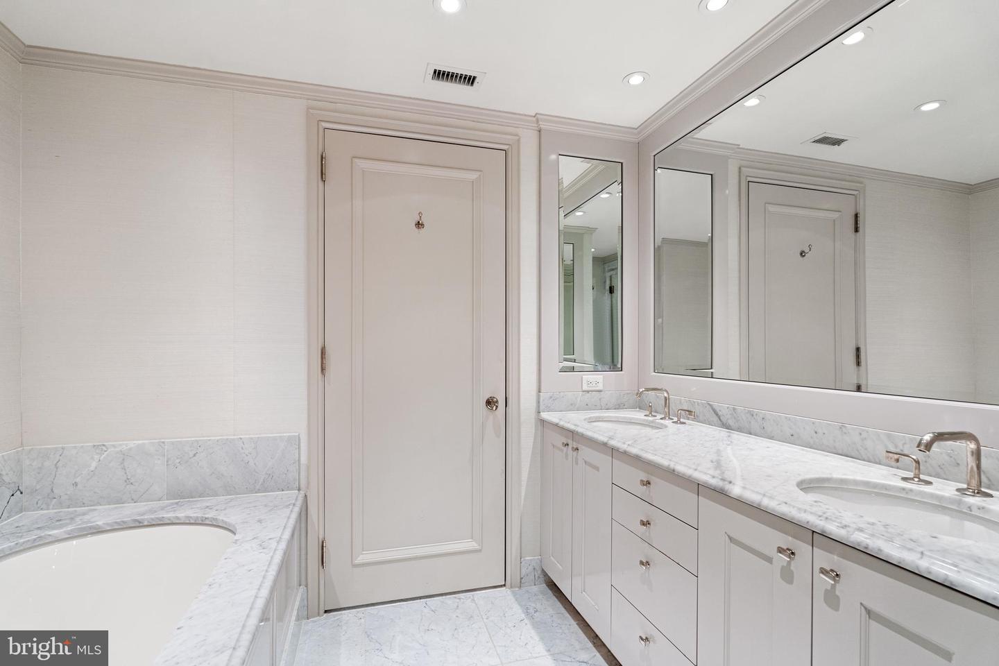 1111 23RD ST NW #4C, WASHINGTON, District Of Columbia 20037, 2 Bedrooms Bedrooms, ,2 BathroomsBathrooms,Residential,For sale,1111 23RD ST NW #4C,DCDC2223006 MLS # DCDC2223006