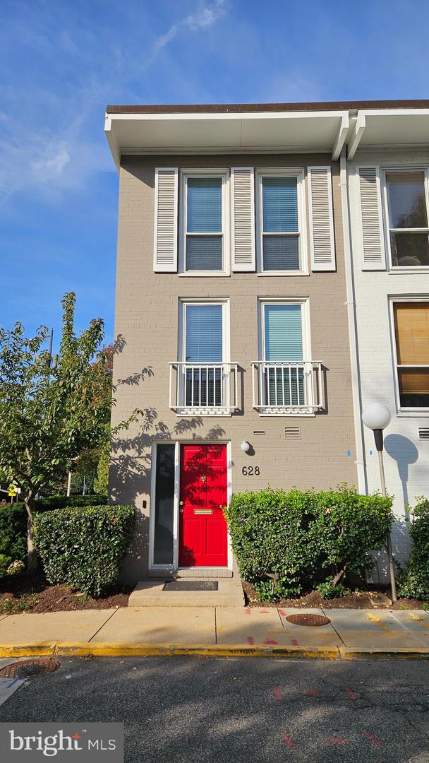 628 3RD ST SW #115, WASHINGTON, District Of Columbia 20024, 3 Bedrooms Bedrooms, ,2 BathroomsBathrooms,Residential,For sale,628 3RD ST SW #115,DCDC2228228 MLS # DCDC2228228