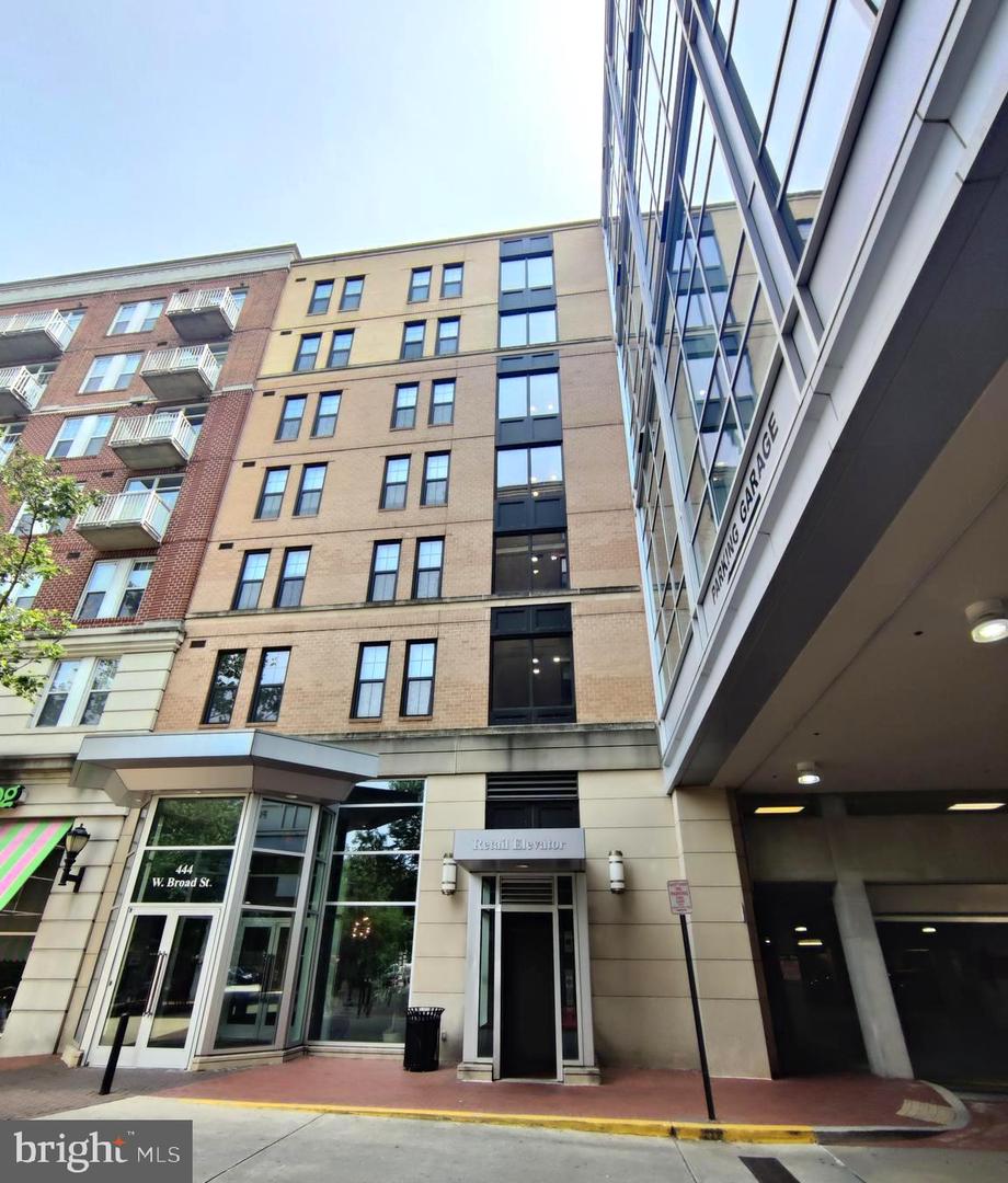 444 W BROAD ST #401, FALLS CHURCH, Virginia 22046, 2 Bedrooms Bedrooms, ,2 BathroomsBathrooms,Residential,For sale,444 W BROAD ST #401,VAFA2003364 MLS # VAFA2003364