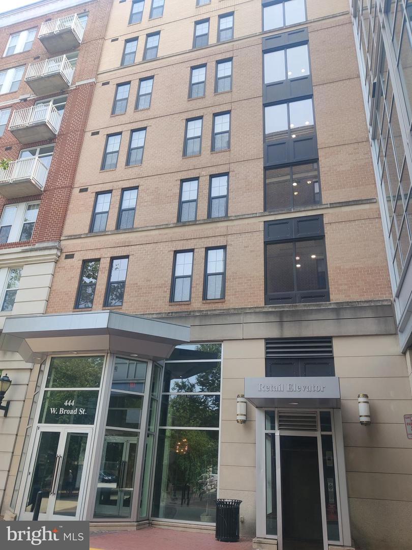 444 W BROAD ST #401, FALLS CHURCH, Virginia 22046, 2 Bedrooms Bedrooms, ,2 BathroomsBathrooms,Residential,For sale,444 W BROAD ST #401,VAFA2003364 MLS # VAFA2003364
