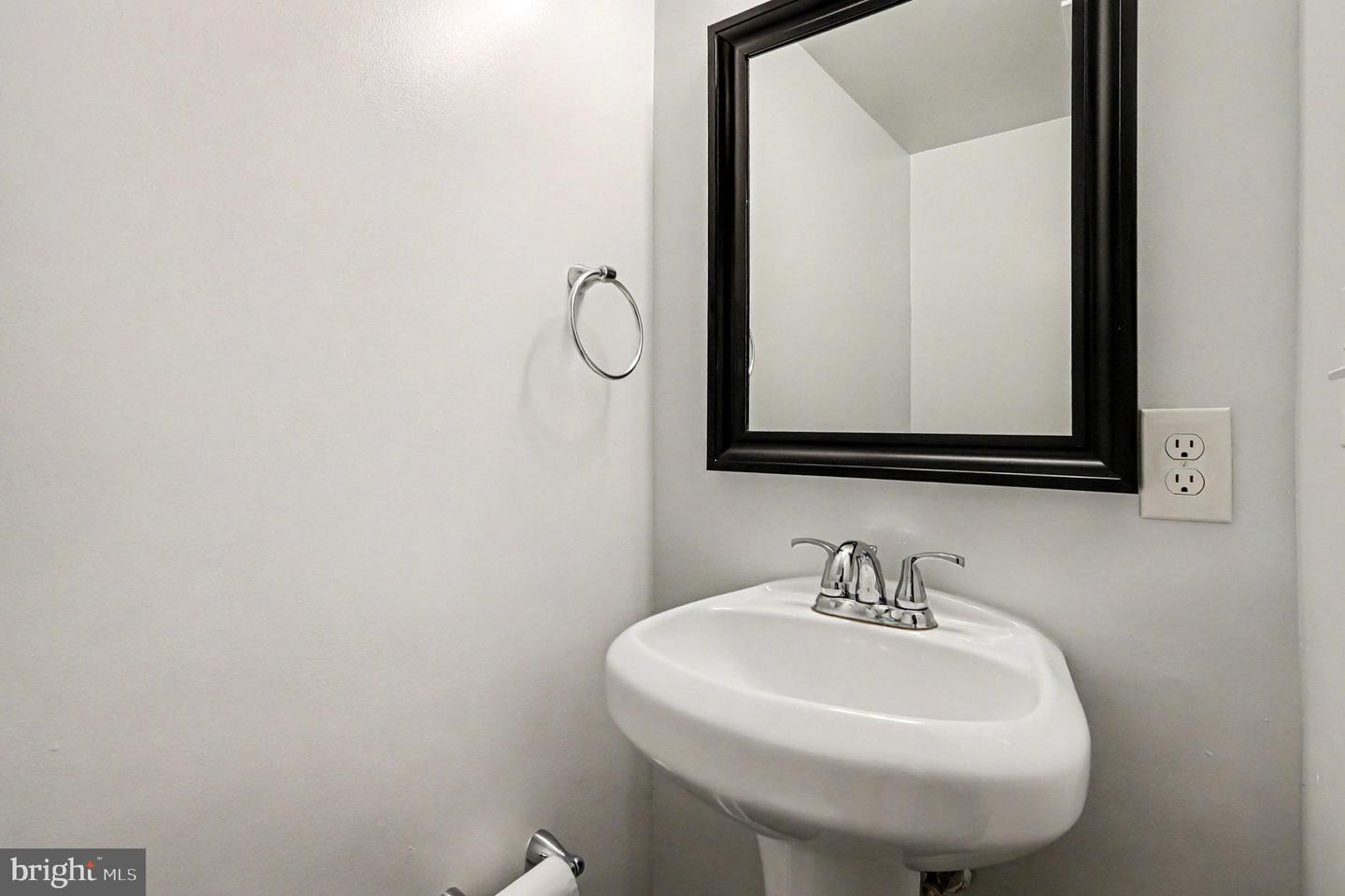 1719 FRANKFORD ST SE, WASHINGTON, District Of Columbia 20020, 4 Bedrooms Bedrooms, ,2 BathroomsBathrooms,Residential,For sale,1719 FRANKFORD ST SE,DCDC2228274 MLS # DCDC2228274