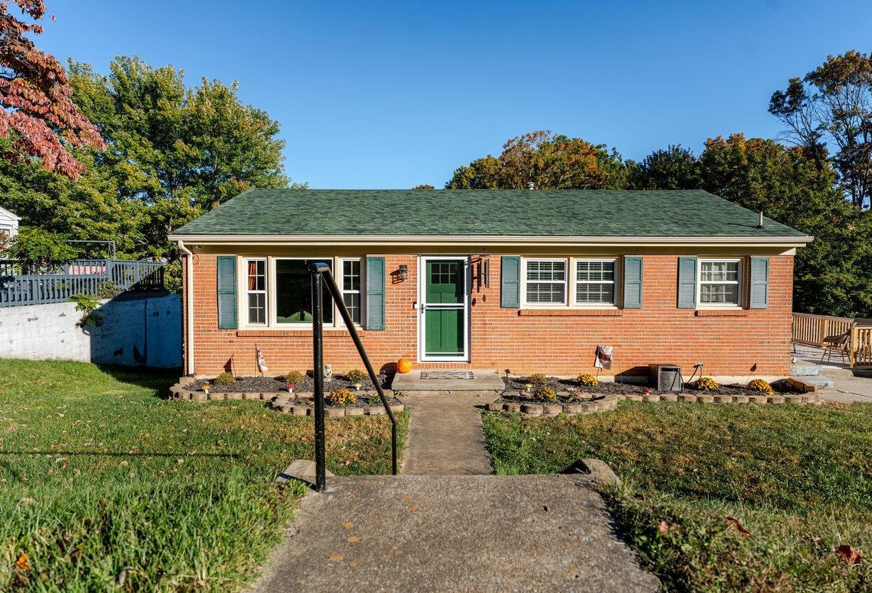 316 THOMAS ST, STAUNTON, Virginia 24401, 3 Bedrooms Bedrooms, ,2 BathroomsBathrooms,Residential,316 THOMAS ST,670285 MLS # 670285