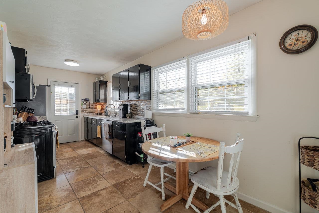 316 THOMAS ST, STAUNTON, Virginia 24401, 3 Bedrooms Bedrooms, ,2 BathroomsBathrooms,Residential,316 THOMAS ST,670285 MLS # 670285