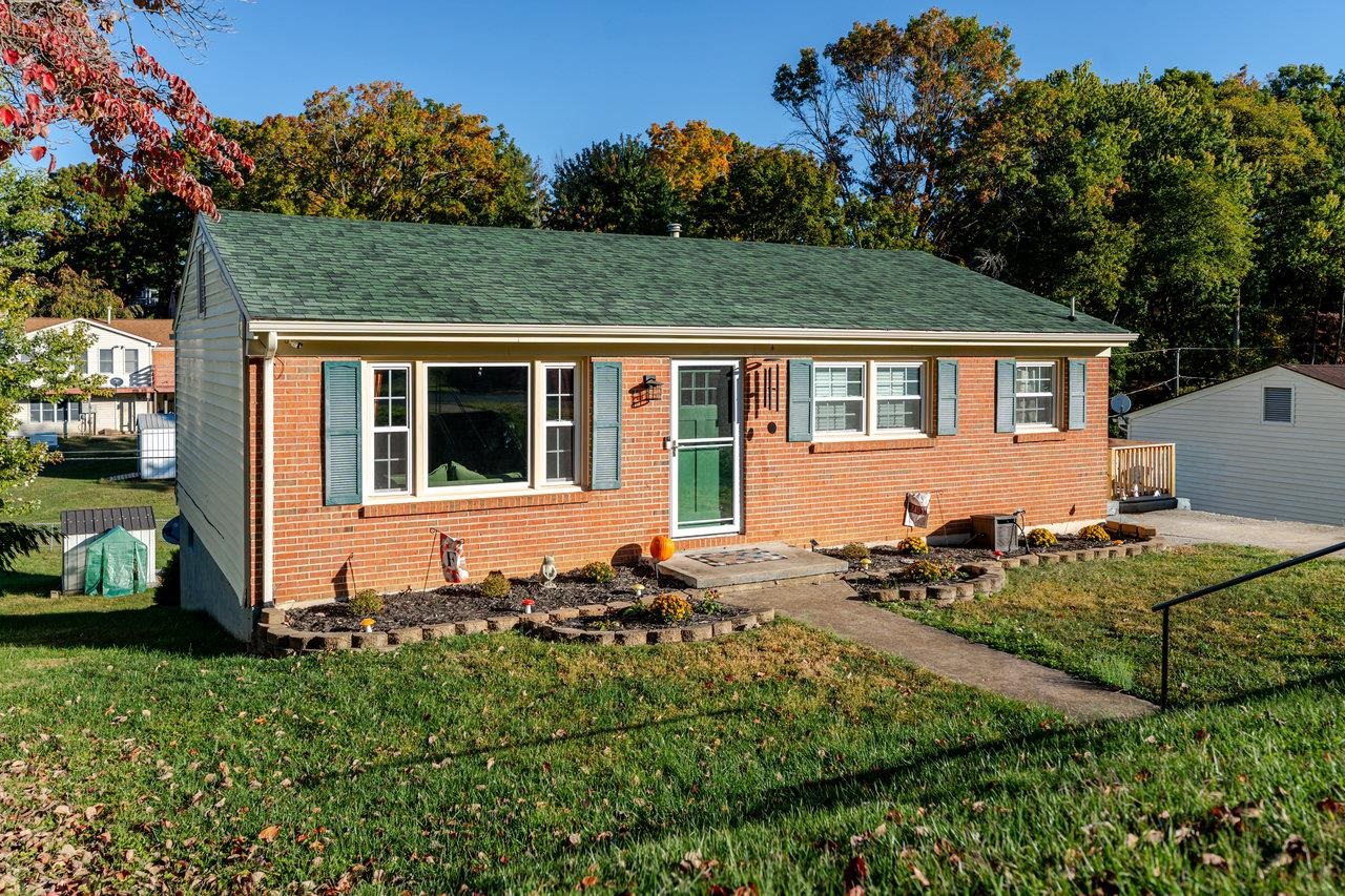 316 THOMAS ST, STAUNTON, Virginia 24401, 3 Bedrooms Bedrooms, ,2 BathroomsBathrooms,Residential,316 THOMAS ST,670285 MLS # 670285