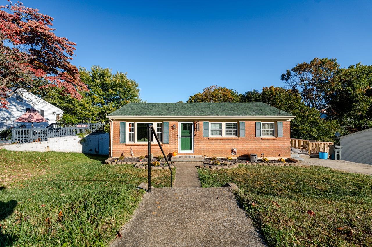 316 THOMAS ST, STAUNTON, Virginia 24401, 3 Bedrooms Bedrooms, ,2 BathroomsBathrooms,Residential,316 THOMAS ST,670285 MLS # 670285