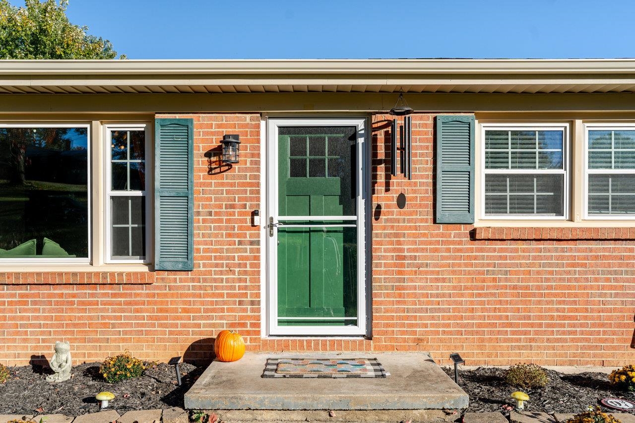 316 THOMAS ST, STAUNTON, Virginia 24401, 3 Bedrooms Bedrooms, ,2 BathroomsBathrooms,Residential,316 THOMAS ST,670285 MLS # 670285