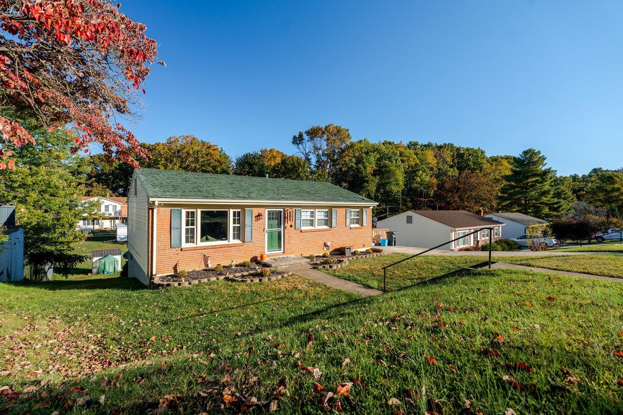 316 THOMAS ST, STAUNTON, Virginia 24401, 3 Bedrooms Bedrooms, ,2 BathroomsBathrooms,Residential,316 THOMAS ST,670285 MLS # 670285