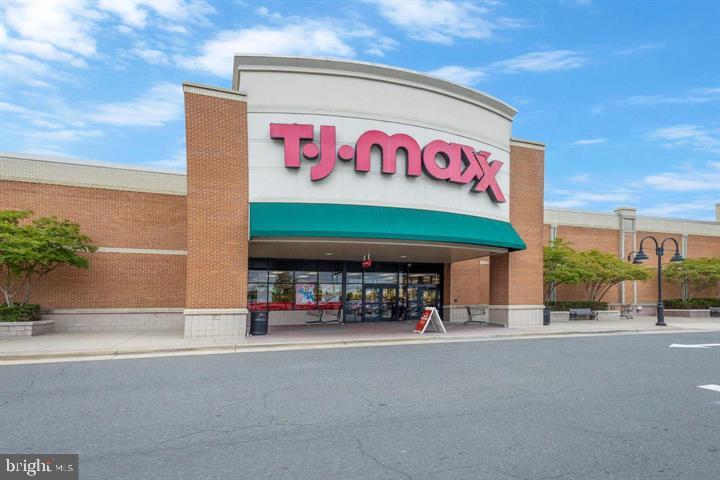 6864-F BRINDLE HEATH WAY #208, ALEXANDRIA, Virginia 22315, 2 Bedrooms Bedrooms, ,2 BathroomsBathrooms,Residential,For sale,6864-F BRINDLE HEATH WAY #208,VAFX2263240 MLS # VAFX2263240