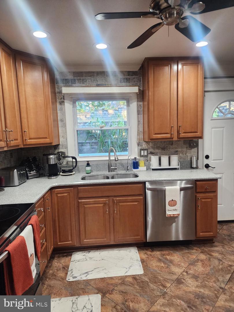18324 NOB HILL DR, TRIANGLE, Virginia 22172, 5 Bedrooms Bedrooms, ,3 BathroomsBathrooms,Residential,For sale,18324 NOB HILL DR,VAPW2106380 MLS # VAPW2106380
