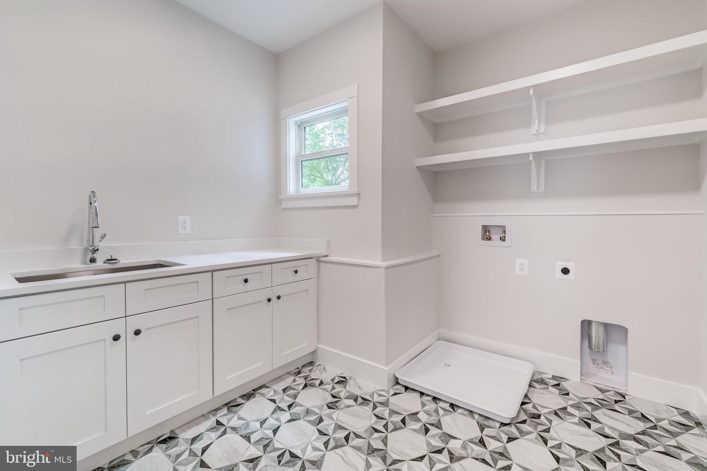 506 KINGSLEY RD SW, VIENNA, Virginia 22180, 6 Bedrooms Bedrooms, ,6 BathroomsBathrooms,Residential,For sale,506 KINGSLEY RD SW,VAFX2275690 MLS # VAFX2275690