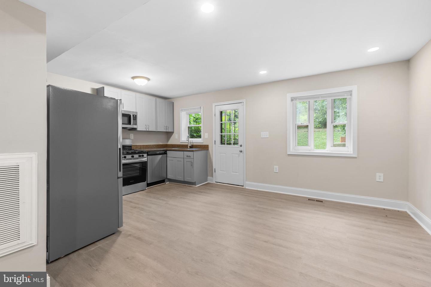 521 FOXHALL PL SE, WASHINGTON, District Of Columbia 20032, 4 Bedrooms Bedrooms, ,2 BathroomsBathrooms,Residential,For sale,521 FOXHALL PL SE,DCDC2189454 MLS # DCDC2189454