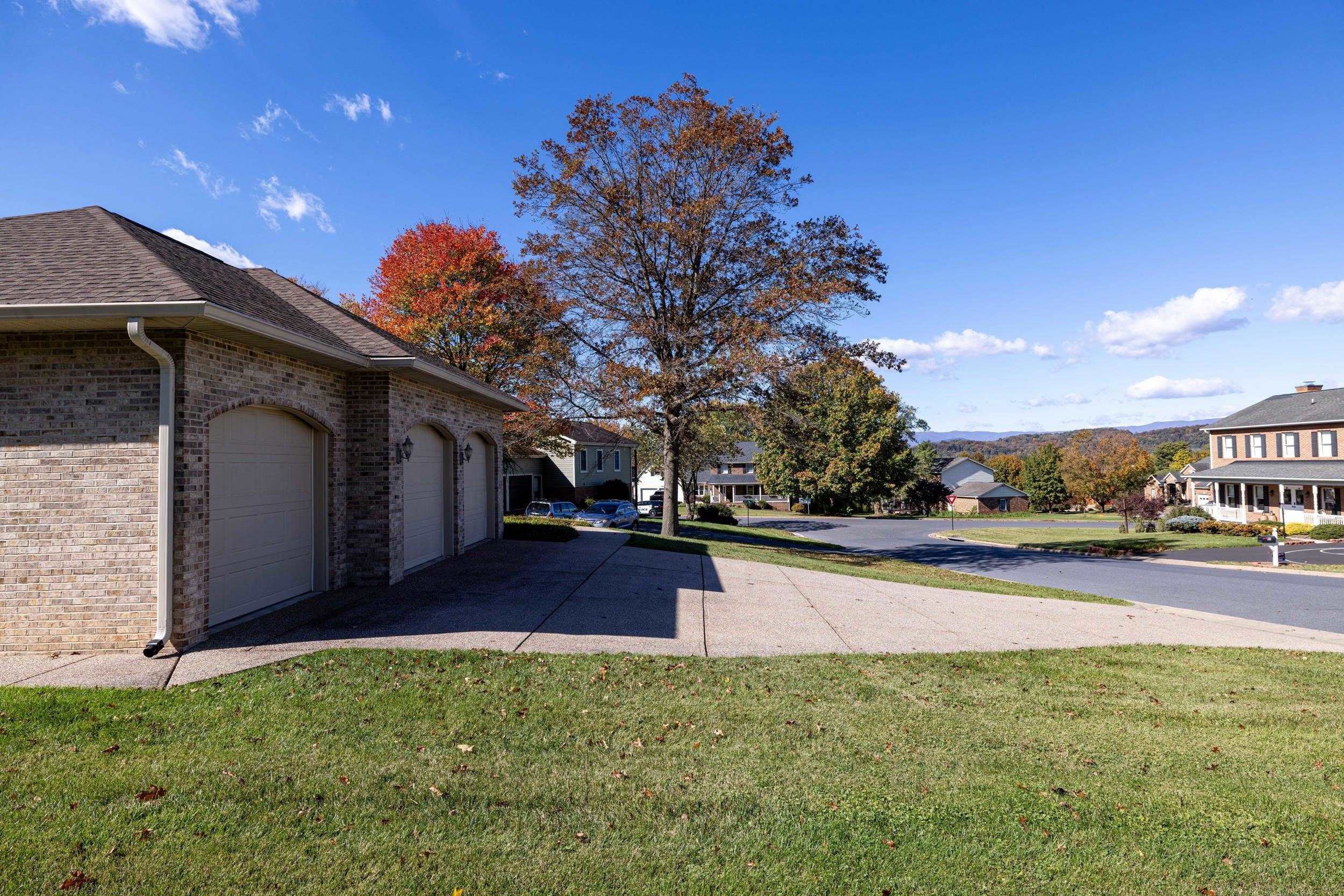 100 SUNBRIGHT DR, BRIDGEWATER, Virginia 22812, 3 Bedrooms Bedrooms, ,2 BathroomsBathrooms,Residential,100 SUNBRIGHT DR,670302 MLS # 670302
