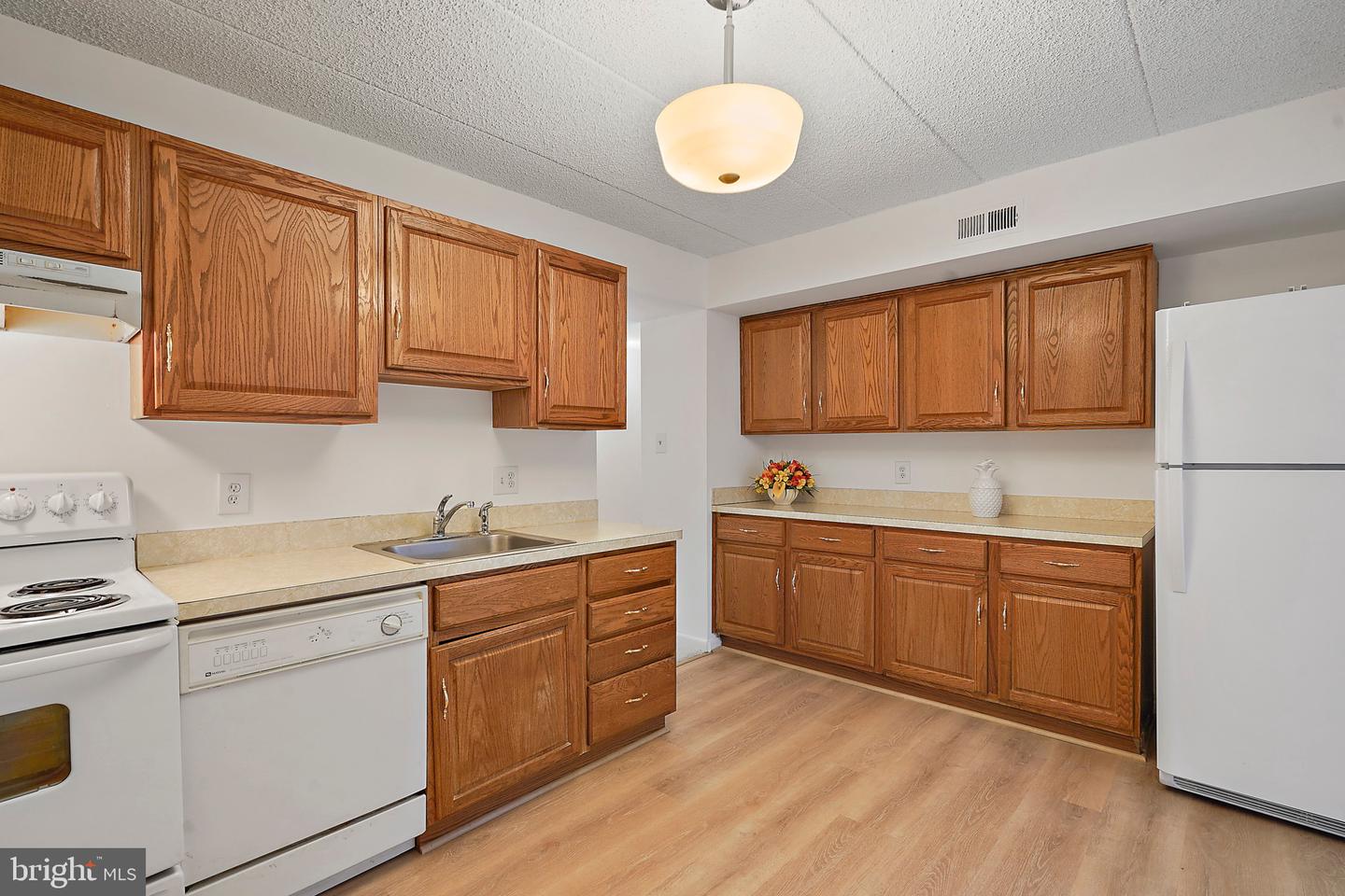 5160 MARIS AVE #201, ALEXANDRIA, Virginia 22304, 2 Bedrooms Bedrooms, 8 Rooms Rooms,2 BathroomsBathrooms,Residential,For sale,5160 MARIS AVE #201,VAAX2050890 MLS # VAAX2050890