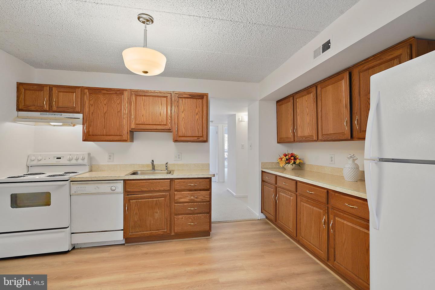 5160 MARIS AVE #201, ALEXANDRIA, Virginia 22304, 2 Bedrooms Bedrooms, 8 Rooms Rooms,2 BathroomsBathrooms,Residential,For sale,5160 MARIS AVE #201,VAAX2050890 MLS # VAAX2050890