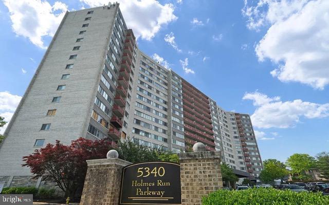 5340 HOLMES RUN PKWY #405, ALEXANDRIA, Virginia 22304, 3 Bedrooms Bedrooms, ,2 BathroomsBathrooms,Residential,For sale,5340 HOLMES RUN PKWY #405,VAAX2051126 MLS # VAAX2051126