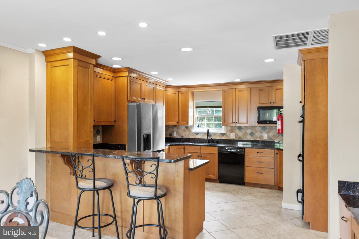 6013 PEPCO CT, WOODBRIDGE, Virginia 22193, 3 Bedrooms Bedrooms, 11 Rooms Rooms,3 BathroomsBathrooms,Residential,For sale,6013 PEPCO CT,VAPW2103144 MLS # VAPW2103144