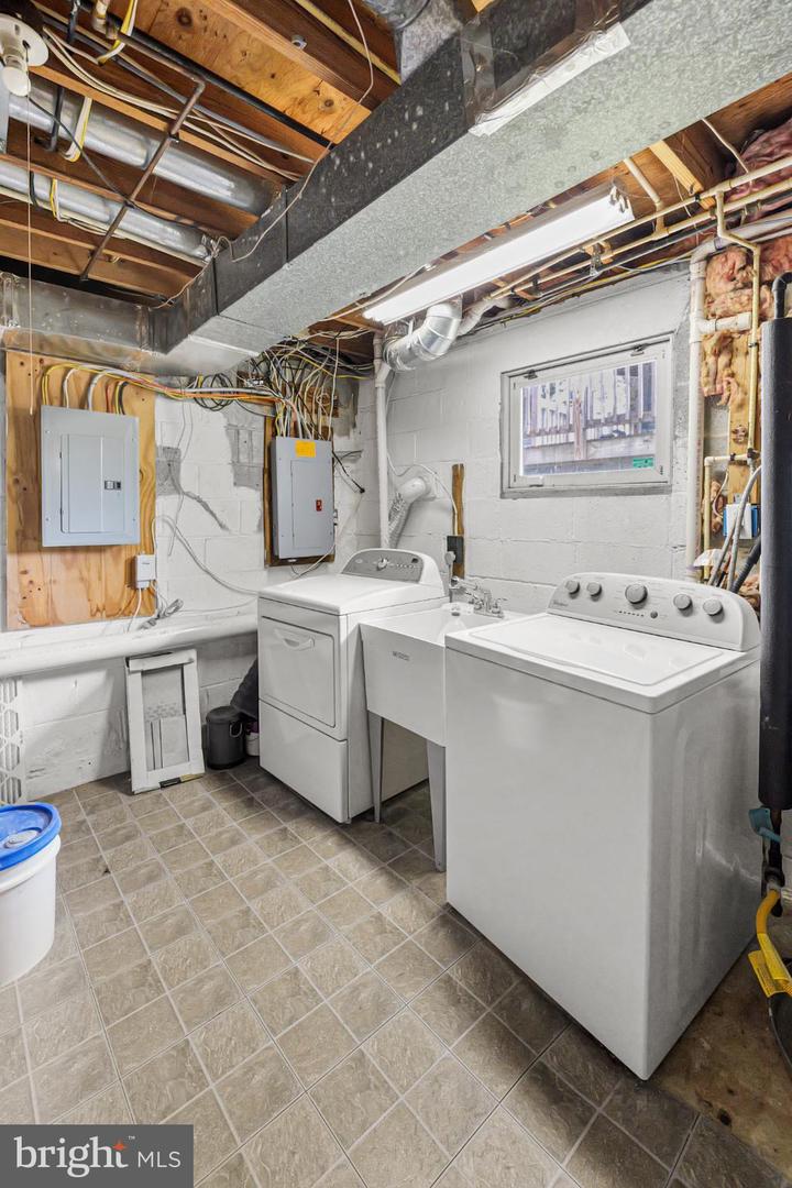 6013 PEPCO CT, WOODBRIDGE, Virginia 22193, 3 Bedrooms Bedrooms, 11 Rooms Rooms,3 BathroomsBathrooms,Residential,For sale,6013 PEPCO CT,VAPW2103144 MLS # VAPW2103144