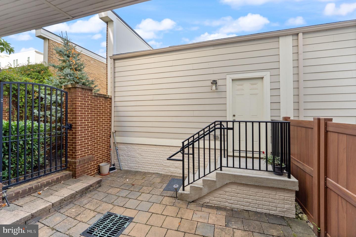 1137 S MONROE ST S, ARLINGTON, Virginia 22204, 4 Bedrooms Bedrooms, ,4 BathroomsBathrooms,Residential,For sale,1137 S MONROE ST S,VAAR2064556 MLS # VAAR2064556