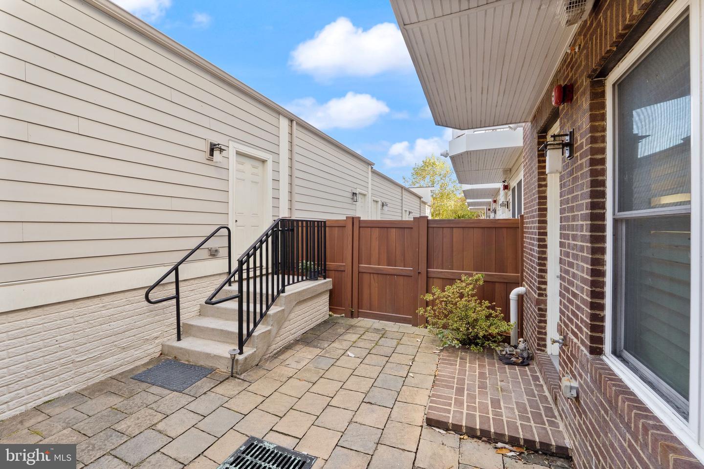 1137 S MONROE ST S, ARLINGTON, Virginia 22204, 4 Bedrooms Bedrooms, ,4 BathroomsBathrooms,Residential,For sale,1137 S MONROE ST S,VAAR2064556 MLS # VAAR2064556