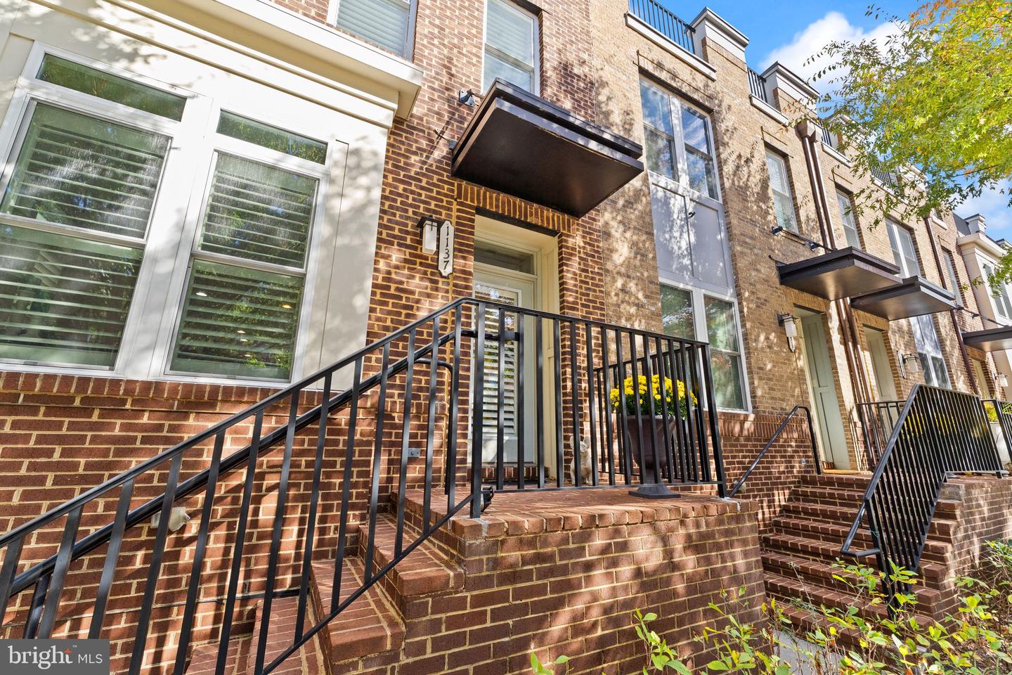 1137 S MONROE ST S, ARLINGTON, Virginia 22204, 4 Bedrooms Bedrooms, ,4 BathroomsBathrooms,Residential,For sale,1137 S MONROE ST S,VAAR2064556 MLS # VAAR2064556