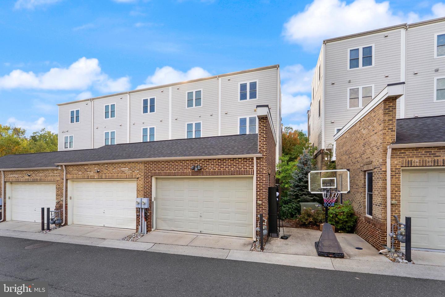 1137 S MONROE ST S, ARLINGTON, Virginia 22204, 4 Bedrooms Bedrooms, ,4 BathroomsBathrooms,Residential,For sale,1137 S MONROE ST S,VAAR2064556 MLS # VAAR2064556