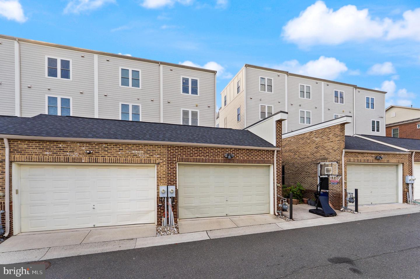 1137 S MONROE ST S, ARLINGTON, Virginia 22204, 4 Bedrooms Bedrooms, ,4 BathroomsBathrooms,Residential,For sale,1137 S MONROE ST S,VAAR2064556 MLS # VAAR2064556