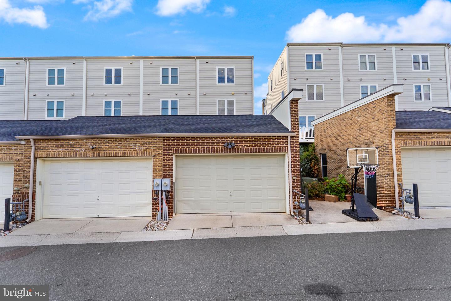 1137 S MONROE ST S, ARLINGTON, Virginia 22204, 4 Bedrooms Bedrooms, ,4 BathroomsBathrooms,Residential,For sale,1137 S MONROE ST S,VAAR2064556 MLS # VAAR2064556
