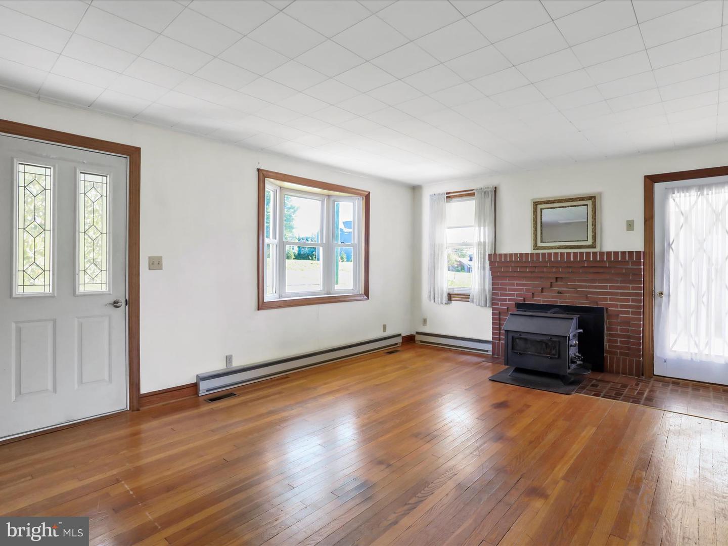 33 N BERLIN PIKE, LOVETTSVILLE, Virginia 20180, 4 Bedrooms Bedrooms, ,2 BathroomsBathrooms,Residential,For sale,33 N BERLIN PIKE,VALO2109332 MLS # VALO2109332 33 N BERLIN PIKE, LOVETTSVILLE, Virginia 20180, 4 Bedrooms Bedrooms, ,2 BathroomsBathrooms,Residential,For sale,33 N BERLIN PIKE,VALO2109332 MLS # VALO2109332
