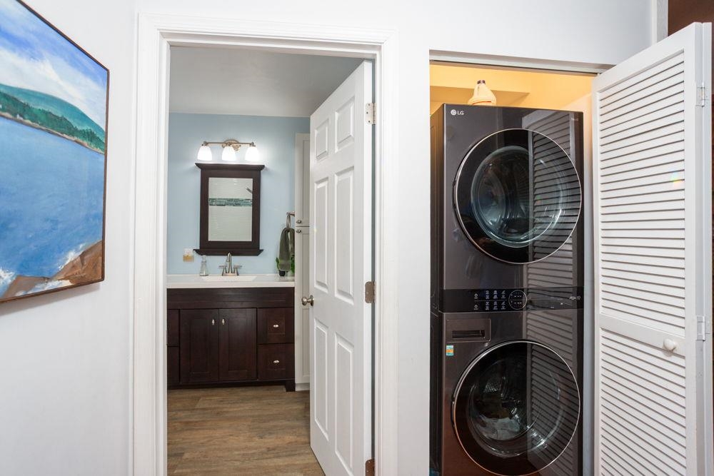 Stackable hookup only. Washer/Dryer do not convey. Stackable hookup only. Washer/Dryer do not convey.