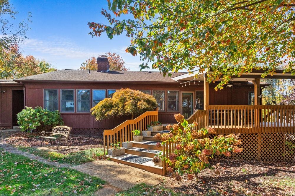 Very relaxing area with access to sunroom. Very relaxing area with access to sunroom.