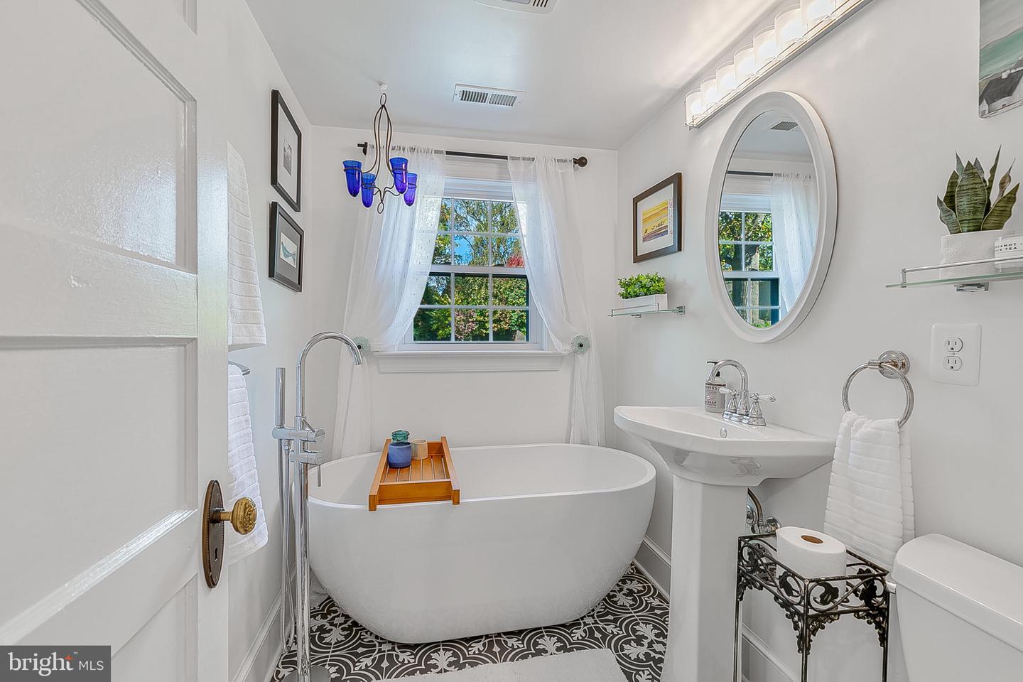 111 AYR HILL AVE NW, VIENNA, Virginia 22180, 5 Bedrooms Bedrooms, ,4 BathroomsBathrooms,Residential,For sale,111 AYR HILL AVE NW,VAFX2273080 MLS # VAFX2273080 111 AYR HILL AVE NW, VIENNA, Virginia 22180, 5 Bedrooms Bedrooms, ,4 BathroomsBathrooms,Residential,For sale,111 AYR HILL AVE NW,VAFX2273080 MLS # VAFX2273080